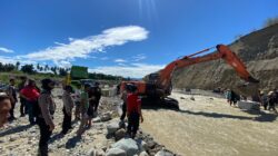 Polri-TNI Terus Lakukan Penanganan Banjir Donggala, Akses Jalan Mulai Dibuka dan Pembersihan Rumah Warga Digencarkan