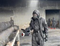 Tim KBRN Brimob Polda Jateng Pastikan Area Pabrik Terbakar di Jepara Aman dari Paparan Kimia