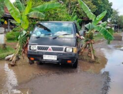 Jalan Rusak Bikin Malu! Warga Tanam Pisang, Bupati Nganjuk Turun Tangan : Empat Ruas Jalan Langsung Diperintahkan Dibongkar