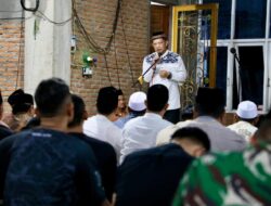 Penuh Khidmat, Kasatgas Tito Salat Tarawih Bersama Masyarakat Aceh Tamiang