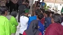 Satu Tahun Menjabat, Sepanduk Aksi: Jangan Cuma Janji Manis, Kami Perlu Pemimpin Yang Bijak. Buktikan Kerjamu, Jangan Hanya Omongan
