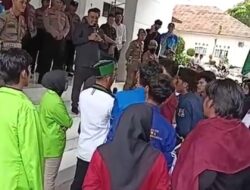 Satu Tahun Menjabat, Sepanduk Aksi: Jangan Cuma Janji Manis, Kami Perlu Pemimpin Yang Bijak. Buktikan Kerjamu, Jangan Hanya Omongan