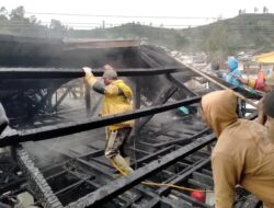 Koramil Kejajar Bersama Warga Padamkan Kebakaran di Patakbanteng