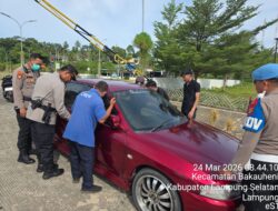 Bermodalkan Ranting Kayu, Polisi Berhasil Bantuan Pemudik Alami Kunci Tertinggal Didalam Mobil