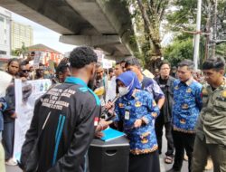 Ratusan Elemen Masyarakat Dan Mahasiswa Menggelar Aksi Demonstrasi di Depan Kantor Dinas Bina Marga
