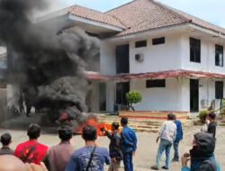 Takada Satu Pun Wakil Rakyat, Massa Aksi Kecewa Bakar Ban Didepan Kantor DPRD Lamsel 