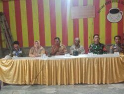 Camat Way Tenong Turun Langsung Pantau Penyaluran BLT DD Pekon Puralasana