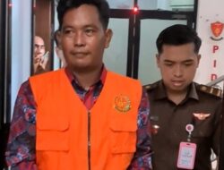 Tangan Terborgol dan Mengenakan Rompi Oranye, Sekretaris Desa Bangunan Jadi Tersangka Korupsi 👇