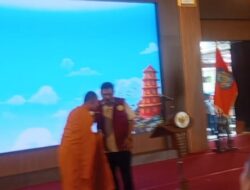Bupati Nganjuk Berikan Cinderamata kepada Perwakilan 57 Bhante