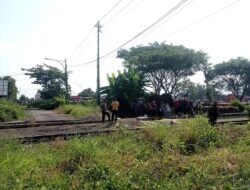 Asyik Ngarit Rumput di Dekat Rel, Pria di Purwokerto Terserempet Kereta Api