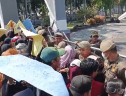 Massa Murka!! Robohkan Pagar Dan Terobos Gedung DPRD Lamsel, Wakil Rakyat Justru Tak Ada Dikantor 