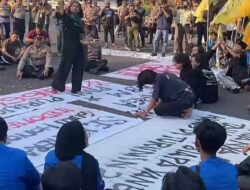 Ratusan Mahasiswa PMII “Santet” Prabowo-Gibran, dalam Aksi Demo di Purwokerto