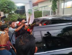8 Jam Diperiksa Pidsus sebagai Saksi, Sekda Nganjuk Tinggalkan Kejari Tanpa Komentar
