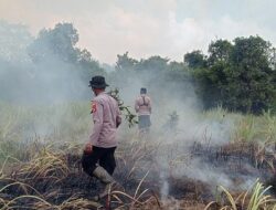 Way Kambas Kebakaran, Kepolisian Berjibaku Padamkan Api di Tengah Medan Sulit