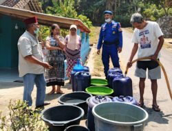 Satpolairud Polres Lampung Selatan Distribusikan Air Bersih untuk Warga Dusun Kayu Tabu