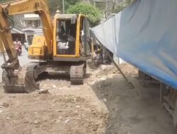PROYEK PELEBARAN JALAN RE MARTADINATA: TANPA PLANG INFORMASI, DRAINASE DIABAIKAN, PEMBEBASAN LAHAN BELUM BERES!