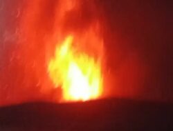 GUNUNG ANAK KRAKATAU ERUPSI, DENTUMAN KERAS TERDENGAR HINGGA BANTEN DAN JAWA BARAT