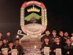 JURNALIS LAMSEL GELAR AKSI 1.000 LILIN UNTUK 5 JURNALIS DAN 3 ABK YANG HILANG KONTAK SAAT LIPUT GUNUNG ANAK KRAKATAU