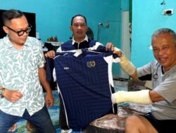 KELUARGA PWI LAMSEL JENGUK SODU: SERAHKAN JERSEY SIWO, BANGKITKAN SEMANGAT PERJUANGAN PEMULIHAN
